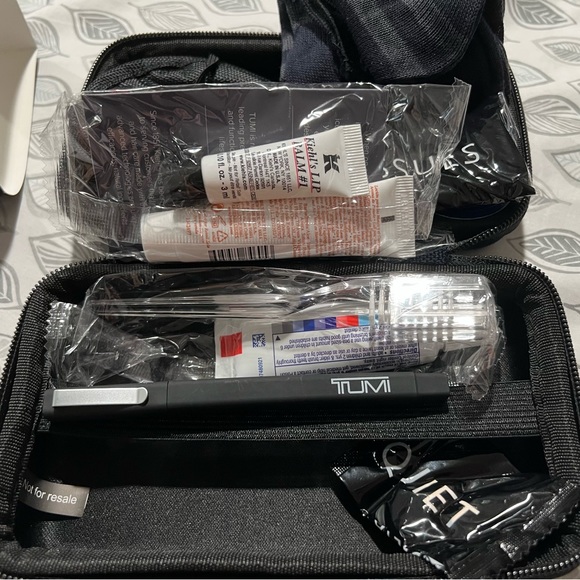 - SOLD Tumi x Delta toiletry bag - Picture 3 of 3